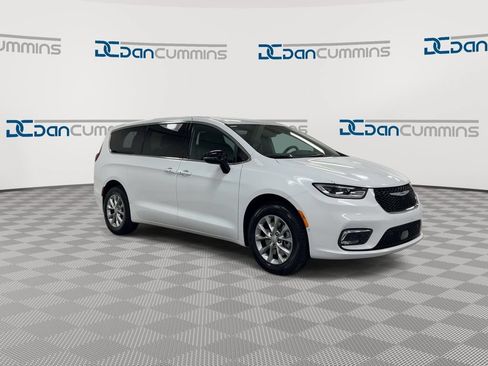 New 2026 Chrysler Pacifica Select AWD/4WD image 2