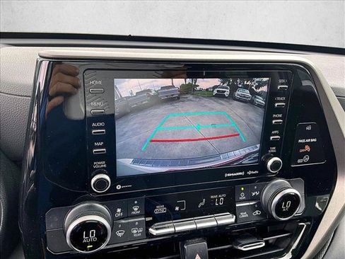 Used 2021 Toyota Highlander LE FWD image 23