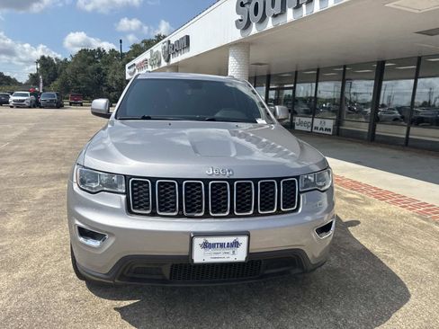 Used 2018 Jeep Grand Cherokee Laredo image 2