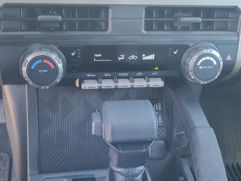 Certified 2025 Toyota Tacoma SR5 AWD/4WD image 18