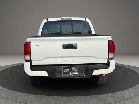 Used 2017 Toyota Tacoma SR RWD image 5