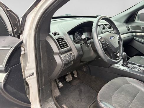 Used 2018 Ford Explorer XLT w/ XLT Appearance Package AWD/4WD image 18
