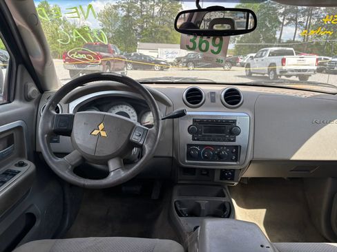Used 2006 Mitsubishi Raider DuroCross image 10