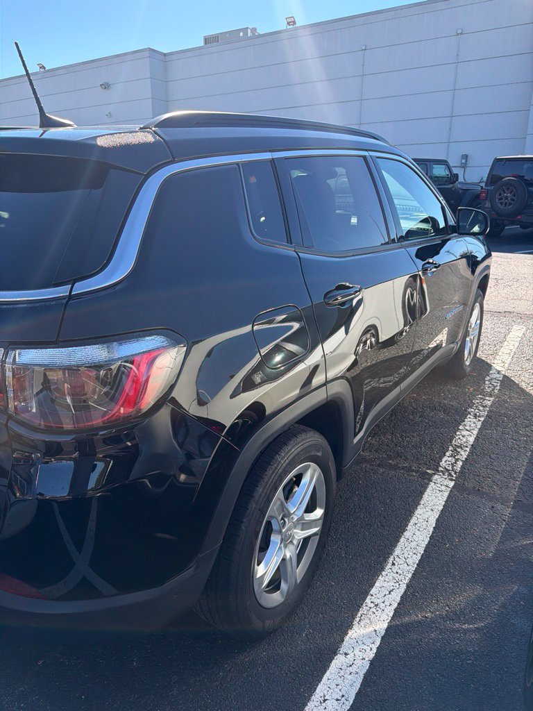 Used 2024 Jeep Compass Latitude w/ Sun and Sound Group AWD/4WD image 4