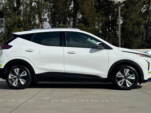 Used 2022 Chevrolet Bolt EUV LT w/ Convenience Package FWD image 8