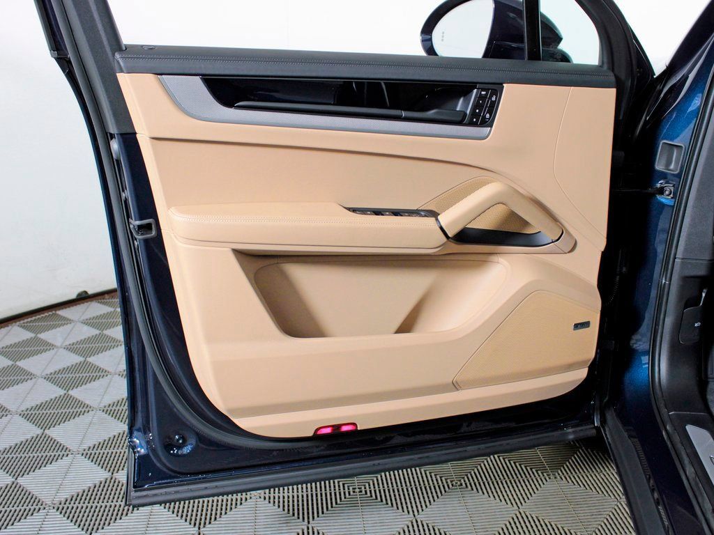 Certified 2026 Porsche Cayenne E-Hybrid AWD/4WD image 16