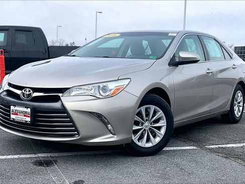 Used 2016 Toyota Camry LE image 1