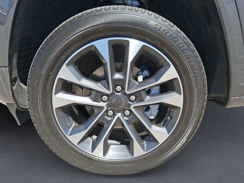 Used 2025 Jeep Grand Cherokee Overland w/ Luxury Tech Group IV AWD/4WD image 14