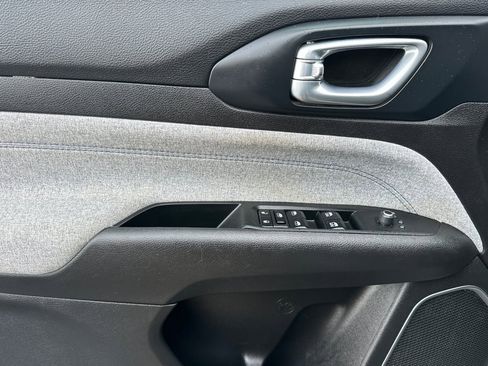 Used 2024 Jeep Compass Latitude image 10