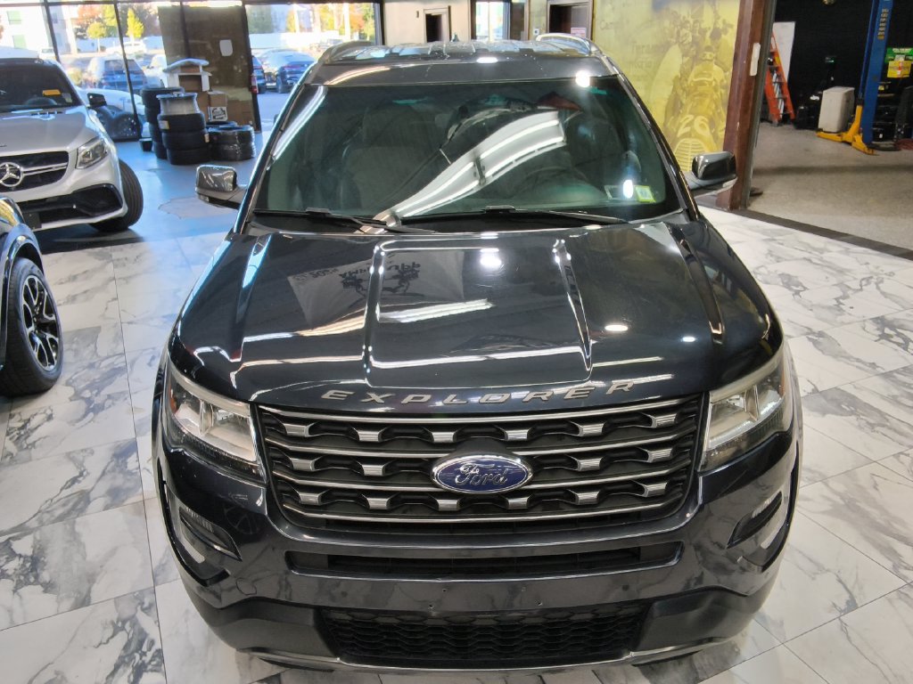 Used 2017 Ford Explorer XLT w/ Equipment Group 202A AWD/4WD image 3