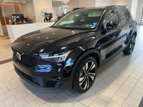 Used 2024 Volvo XC40 B5 Plus w/ Climate Package AWD/4WD image 3