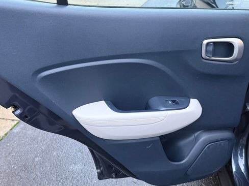 Used 2020 Hyundai Venue image 30