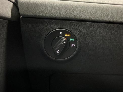 Used 2024 Volkswagen Taos SE image 28