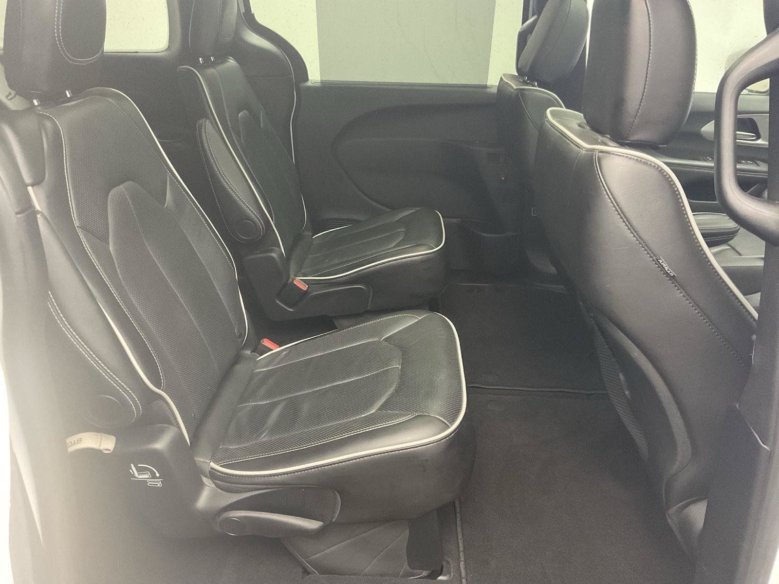 Used 2025 Chrysler Pacifica Limited FWD image 23