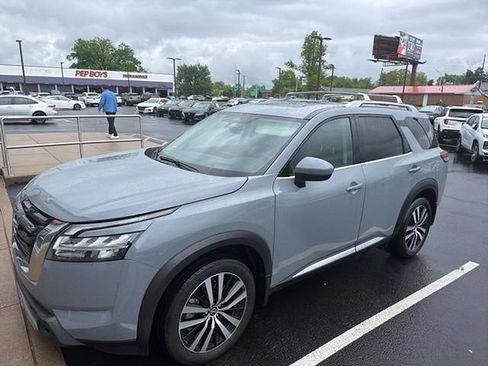 Used 2024 Nissan Pathfinder Platinum image 5