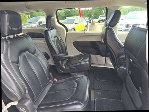 Used 2023 Chrysler Pacifica Touring-L FWD image 18