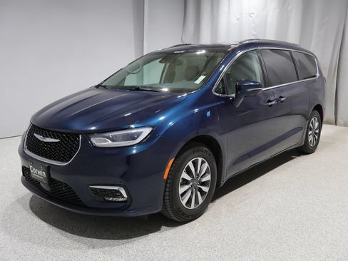 Used 2021 Chrysler Pacifica Touring-L FWD image 6