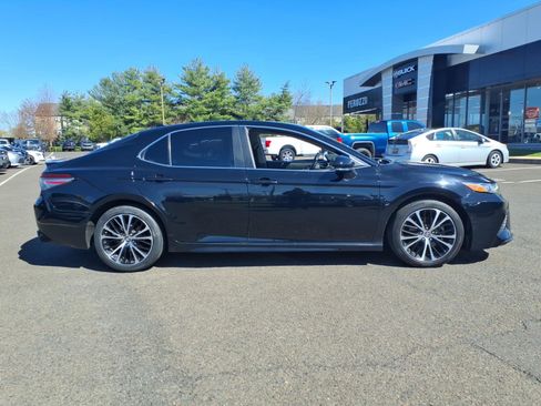 Used 2019 Toyota Camry SE w/ Convenience Package image 2