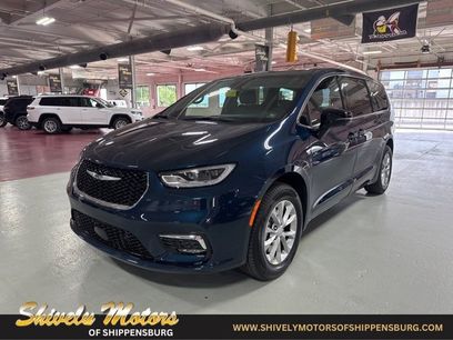 New 2025 Chrysler Pacifica Select