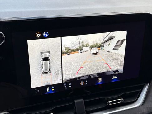 Used 2025 Chevrolet Equinox LT w/ Safety and Technology Package image 9