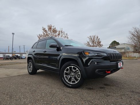 Used 2021 Jeep Cherokee Trailhawk image 4