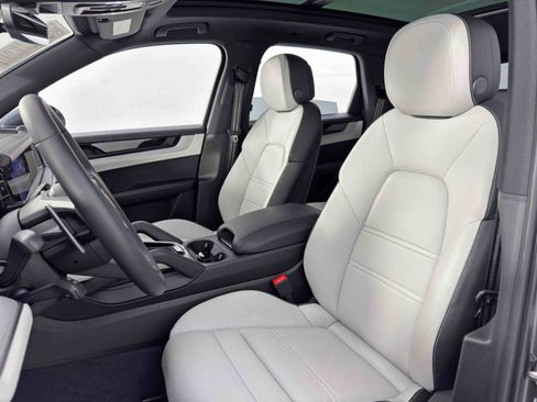 Used 2024 Porsche Cayenne w/ Technology Package image 43