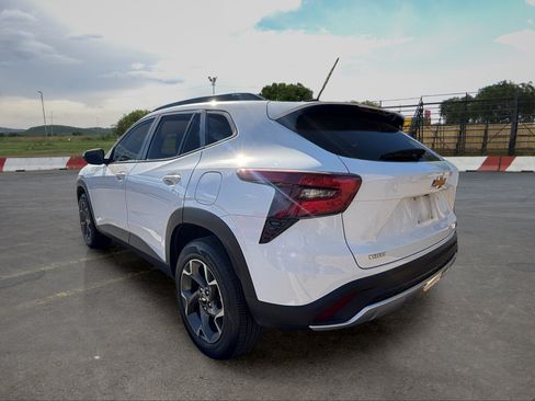 Used 2025 Chevrolet Trax LT FWD image 4