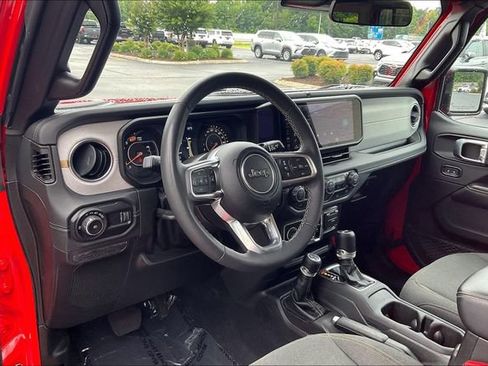 Used 2025 Jeep Wrangler Unlimited Sahara AWD/4WD image 14