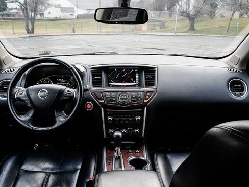 Used 2018 Nissan Pathfinder Platinum image 10