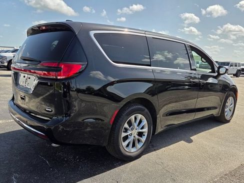 Used 2025 Chrysler Pacifica Select AWD/4WD image 7