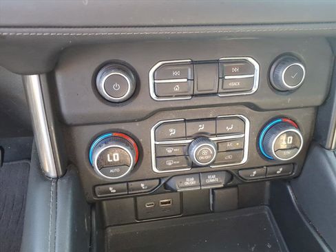 Used 2022 Chevrolet Suburban LT w/ Luxury Package image 15