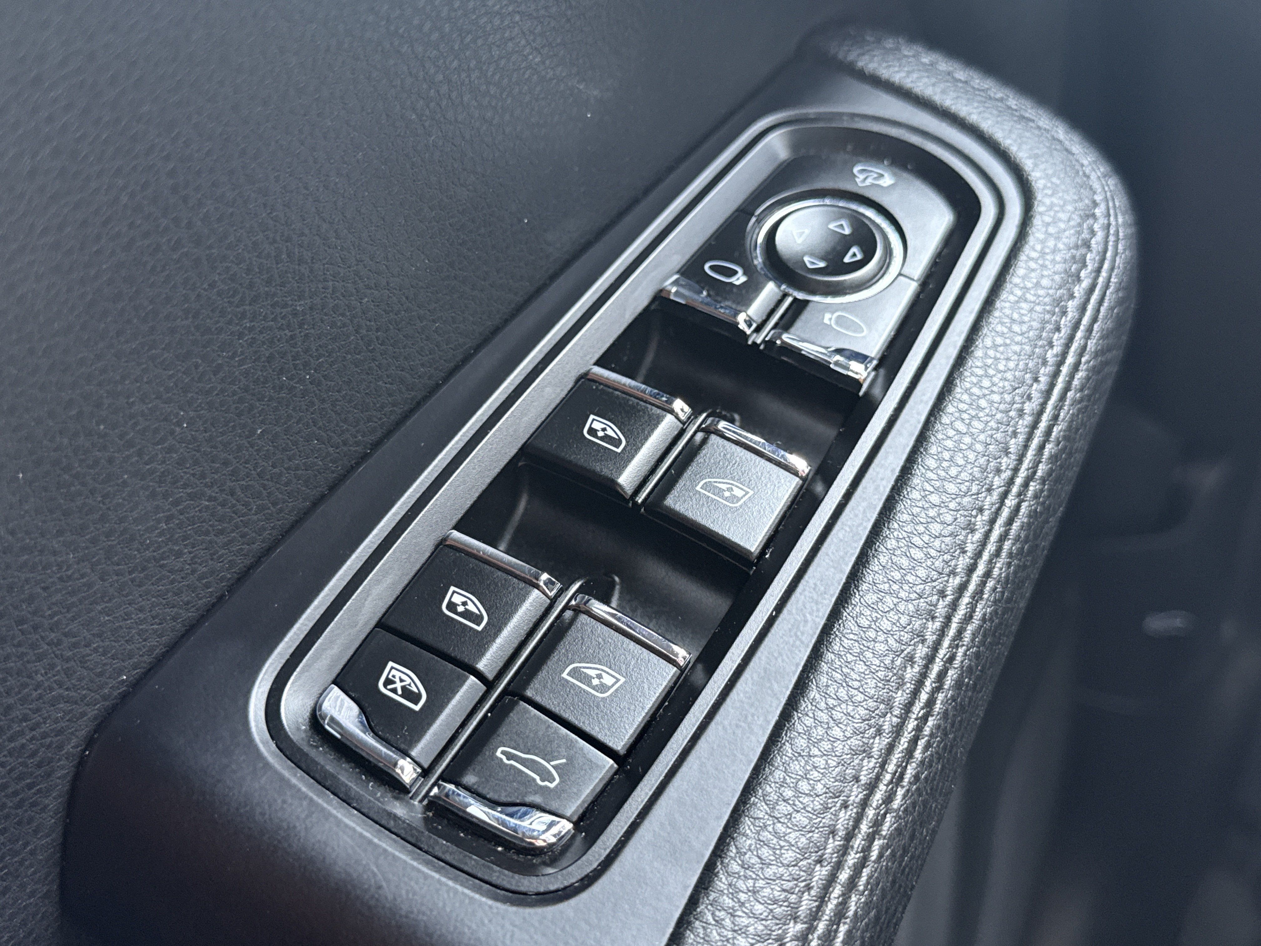 Used 2023 Porsche Macan Turbo AWD/4WD image 28