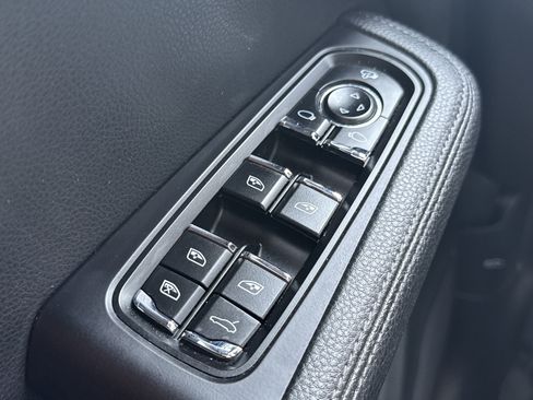 Used 2023 Porsche Macan Turbo AWD/4WD image 28