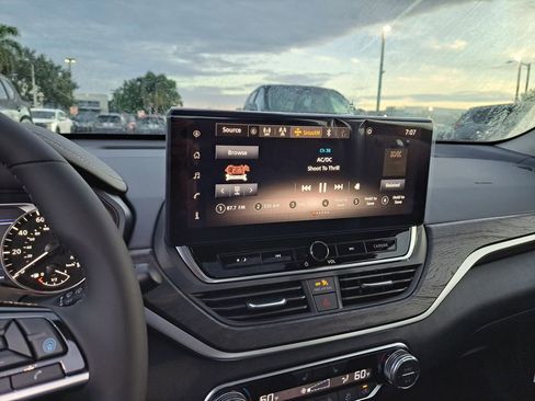 Used 2025 Nissan Altima 2.5 SV w/ SV Premium Package image 9