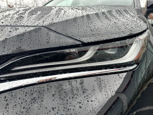 Used 2024 Toyota Venza XLE image 9