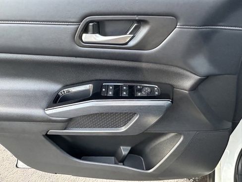 Certified 2024 Nissan Pathfinder SL image 16