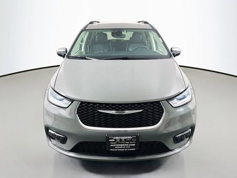 Used 2023 Chrysler Pacifica Limited FWD image 2