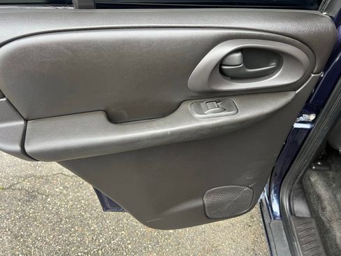 Used 2009 Chevrolet TrailBlazer SS w/ Sun And 6-Disc Cd Package image 18