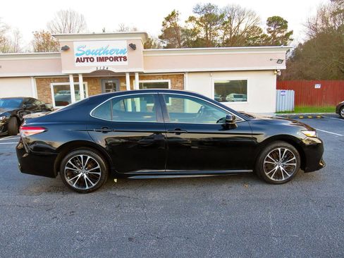 Used 2018 Toyota Camry SE image 6