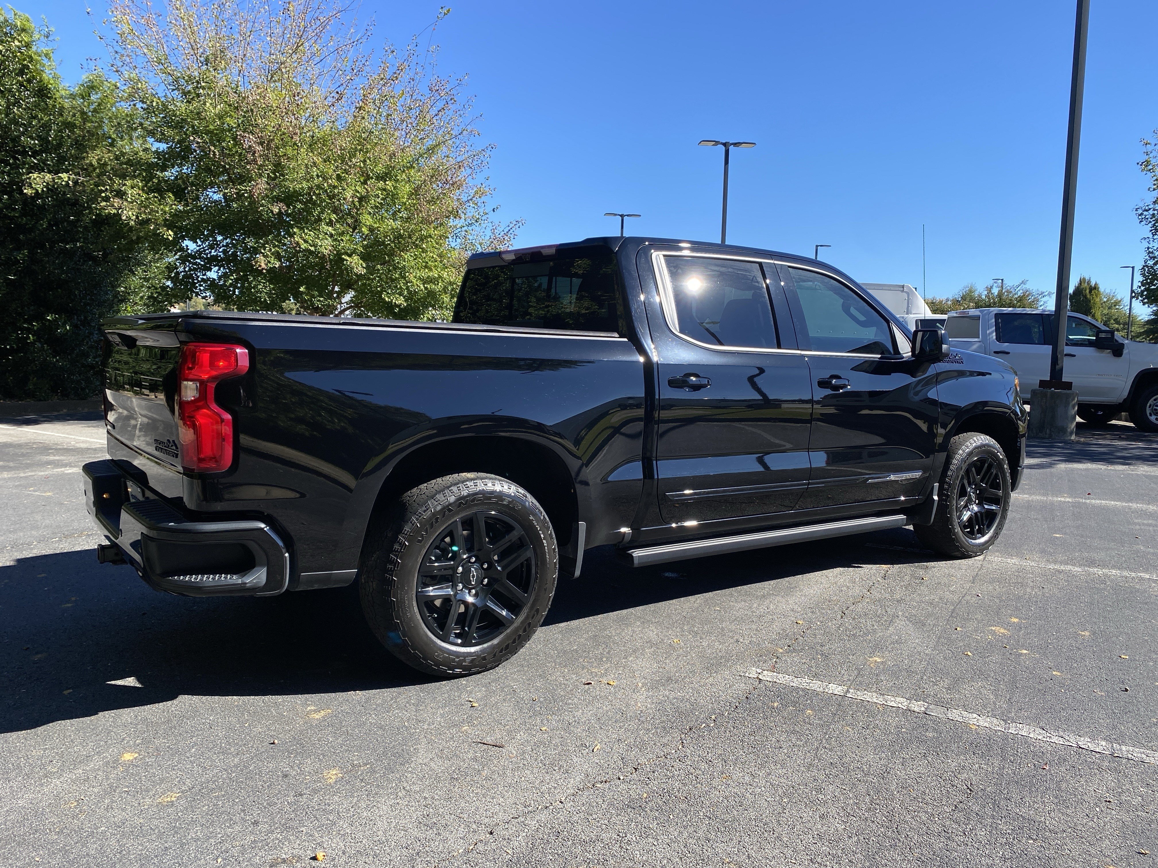 Used 2025 Chevrolet Silverado 1500 High Country w/ Midnight Edition AWD/4WD image 9
