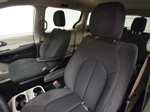 Used 2019 Chrysler Pacifica L FWD image 17
