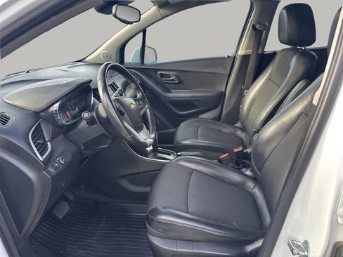 Used 2020 Chevrolet Trax LT w/ LT Convenience Package image 10