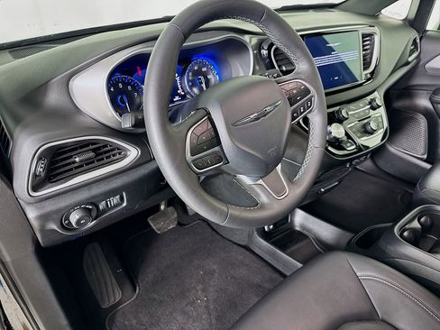 Used 2025 Chrysler Pacifica Select image 9