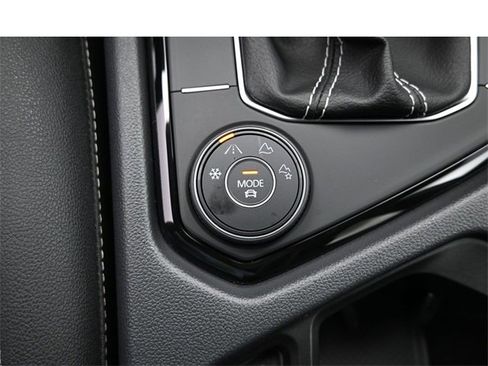 Used 2024 Volkswagen Taos SE image 25