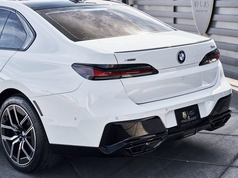 Used 2025 BMW 760i xDrive w/ Premium Package image 9