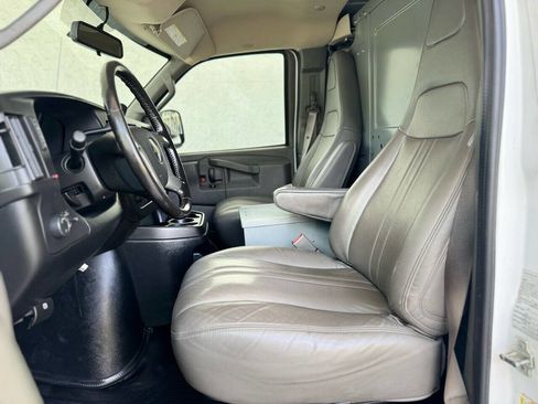 Used 2017 Chevrolet Express 3500 Extended image 8