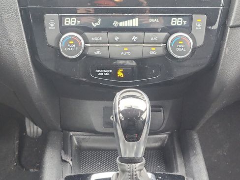 Used 2018 Nissan Rogue SV w/ Premium Package image 18