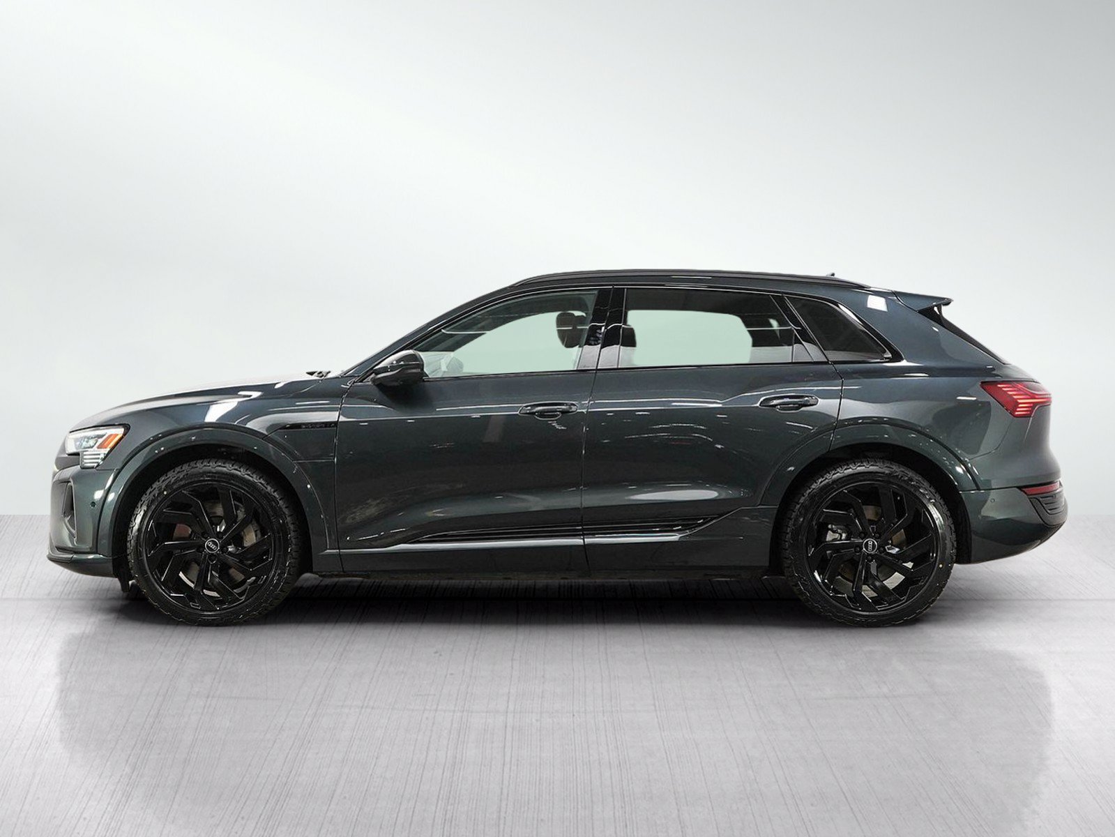 Used 2024 Audi Q8 e-tron Premium Plus AWD/4WD image 2