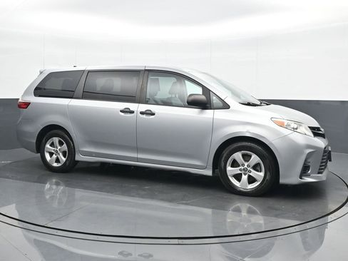 Used 2020 Toyota Sienna L image 8
