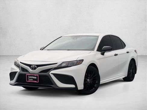 Used 2022 Toyota Camry SE image 1